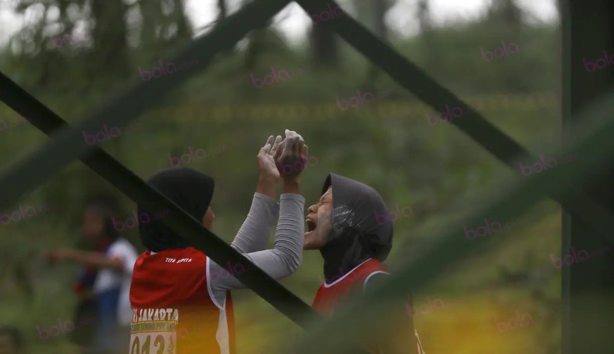 Dua atlet Panjat Tebing tengah bercengkrama sebelum berlaga pada kategori Lead Cabang Panjat Tebing PON XIX Jabar 2016 di Cikole, Bandung, Minggu (18/9/2016). (Bola.com/NIcklas Hanoatubun)