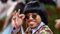 Penyanyi rap asal Amerika Anderson Paak atau Anderson .Paak menghadiri acara Met Gala 2022 di The Metropolitan Museum of Art di New York City pada 2 Mei 2022. Anderson Paak mencuri perhatian warganet di Indonesia karena dinilai berpenampilan seperti Pak Tarno saat Met Gala 2022. (Jamie McCarthy/Getty Images/AFP)