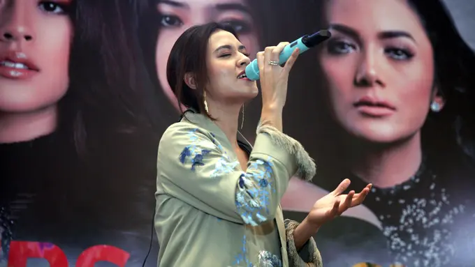 [Bintang] Pesan Mendalam Lagu Raisa di Film Ayat-Ayat Cinta 2