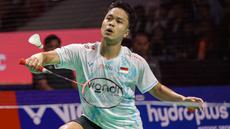 Aksi Anthony Ginting saat melawan wakil Belgia, Julien Carraggi pada babak 32 besar Indonesia Masters 2026 di Istora Senayan, Jakarta, Rabu (21/1/2026). (Bola.com/Abdul Aziz)