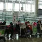 Penumpang duduk di ruang keberangkatan di bandara internasional Hong Kong di Hong Kong, Jumat (23/9/2022). Pelancong yang masuk juga tidak akan lagi memerlukan tes PCR negatif dalam waktu 48 jam sebelum naik pesawat ke Hong Kong, kata kepala eksekutif kota itu John Lee pada konferensi pers. (AP Photo/Lam Yik)