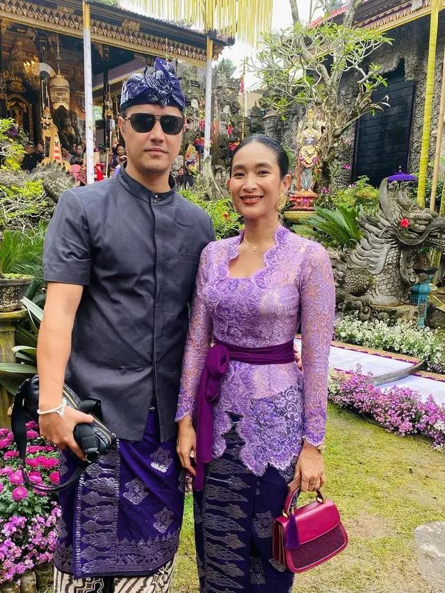 13 Tahun Menikah, Happy Salma dan Tjok Gus Selalu Tampil Serasi dengan Busana Etnik
