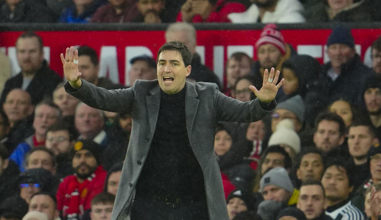 Pelatih kepala Bournemouth, Andoni Iraola memberi instruksi kepada pemainnya saat menghadapi Manchester United pada laga pekan ke-16 Liga Inggris 2023/2024 di Old Trafford Stadium, Sabtu (9/12/2023). (AP Photo/Jon Super)