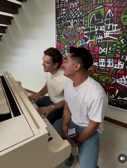 Kebahagiaan Boy William didatangi Lauv ini terpancar jelas lewat potret yang diunggahnya. Boy bahkan menyebut kehadiran Lauv ini bak konser pribadi. (Liputan6.com/IG/@boywilliam17)