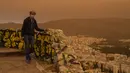 Awan debu yang tertiup dari Sahara menutupi Athena dan kota-kota Yunani lainnya, salah satu yang terburuk episode yang melanda negara itu sejak 2018, kata para pejabat. (AP Photo/Petros Giannakouris)
