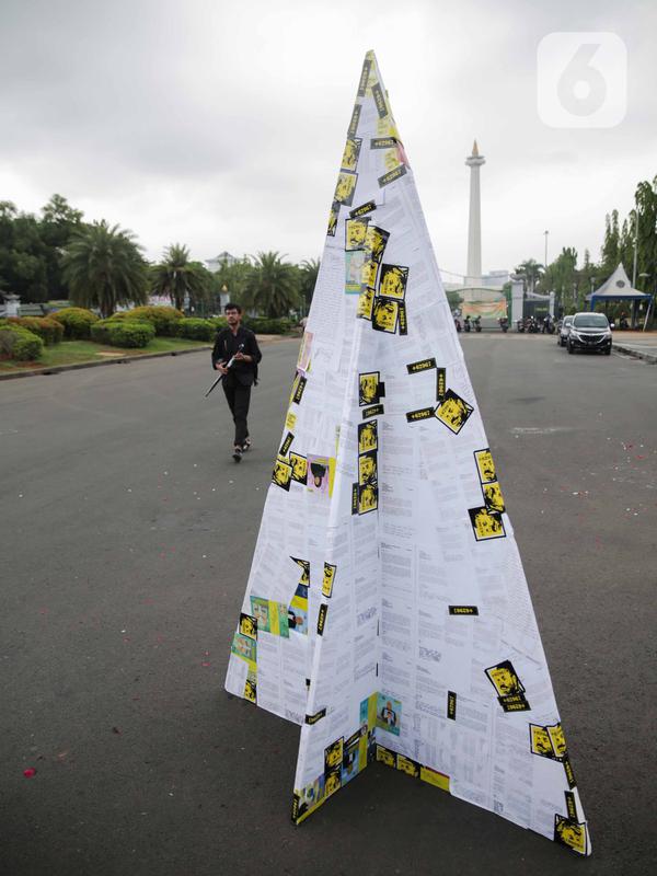 Aktivis yang tergabung dalam Amnesty Internasional Indonesia membawa replika pesawat saat menggelar aksi di depan Istana Negara, Jakarta, Selasa (10/12/2019). Replika pesawat kertas berbalut surat-surat aspirasi tersebut sebagai harapan agar keadilan bisa dipenuhi. (Liputan6.com/Faizal Fanani)