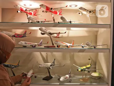 Pekerja menata miniatur pesawat di workshop Anglo Indonesian Aircraft Models di Cibinong, Kabupaten Bogor, Kamis (15/10/2020). Sebuah miniatur pesawat ini dijual seharga Rp250 ribu hingga Rp 50 juta tergantung skalanya. (Liputan6.com/Herman Zakharia)