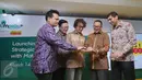 Presdir & CEO Indosat Ooredoo Alexander Rusli (kedua kanan) dan CEO Mataharimall.com Hadi Wenas (tengah) saat peluncuran aplikasi Dompetku+ di Jakarta, Senin (14/3). (Liputan6.com/Angga Yuniar)