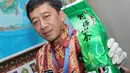 Seorang petugas menunjukkan sabu dalam kemasan plastik berwarna hijau, Jakarta, Jumat (20/3/2015). BNN menyita barang bukti berupa 25,25 kg sabu.(Liputan6.com/Helmi Afandi)