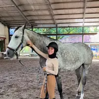 Tak hanya itu, outfit olahraga berkuda Lesti Kejora kali ini sukses bikin netizen heboh. Tak lain pakaian olahraga yang ketat menunjukan tubuh lesti kejora yang kurus. Lengkap pakai sepatu boot dan helm, netizen membandingkan potret Lesti sebelum dan sesudah KDRT. (Liputan6.com/IG/@lestykejora)