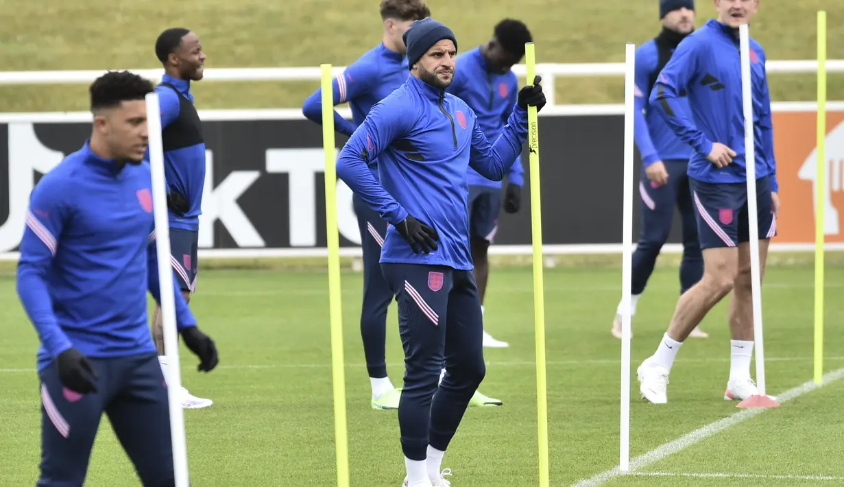 Bek Inggris, Kyle Walker (tengah) saat mengikuti sesi latihan di St George's Park, Burton upon Trent, Inggris, Senin (28/6/2021). Inggris akan bertanding melawan Jerman pada babak 16 besar Euro 2021 di Stadion Wembley. (AP Photo/Rui Vieira)