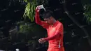 Bambang Pamungkas menyegarkan kepala dengan air saat berlatih bersama Persija Jakarta di Lapangan Villa 2000, Pamulang, Tangerang Selatan, Senin (25/4/2016). (Bola.com/Nicklas Hanoatubun)