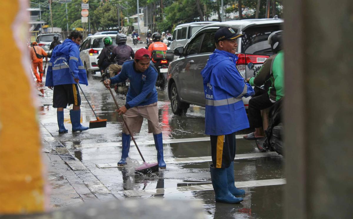 FOTO: Mesin Pompa Dikerahkan, Banjir Mangga Dua Kini Surut