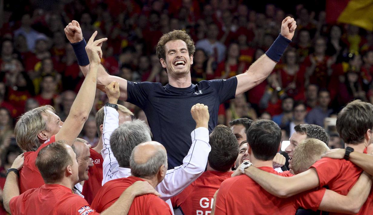Petenis Inggris Raya, Andy Murray (tengah) merayakan kemenangan bersama rekannya usai mengalahkan petenis Belgia, David Goffin Pada Final Piala Davis di Flanders Expo, Ghent, Belgia, Minggu (30/11/2015). (AFP Photo/Belga/Dirk Waem) 