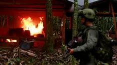 Polisi Kolombia membakar laboratorium pembuatan kokain di tengah hutan di daerah pedesaan Calamar, Guaviare, Kolombia, Selasa (2/8). Dalam operasi besar selama 5 hari ditemukan ada 104 pabrik kokain. (REUTERS/John Vizcaino)