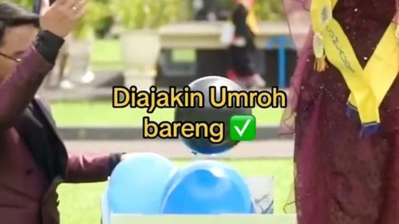 Rupanya, kotak besar ini berisi balon-balon dan tulisan ajakan umrah bersama.