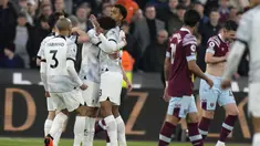Para pemain Liverpool merayakan gol yang dicetak oleh Cody Gakpo ke gawang West Ham United pada pekan ke-33 Liga Inggris 2022/2023 di Stadion London, Kamis (27/4/2023). The Reds sukses meraup poin penuh di markas West Ham. (AP Photo/Alastair Grant)