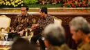 Presiden Jokowi berbincang dengan Ketua KomnasHAM Nur Kholis saat Peringatan Hari HAM se-dunia 2015 di Istana Negara, Jakarta, Jumat (11/12). Dalam kesempatan itu, hadir pegiat HAM serta sejumlah jajaran kabinet kerja (Liputan6.com/Faizal Fanani)