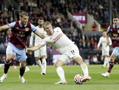 Pemain Manchester United, Rasmus Hojlund, melepaskan tendangan saat melawan Burnley pada laga Liga Inggris di Stadion Turf Moor, Minggu (24/9/2023). MU menang dengan skor tipis 1-0. (Ian Hodgson/PA via AP)
