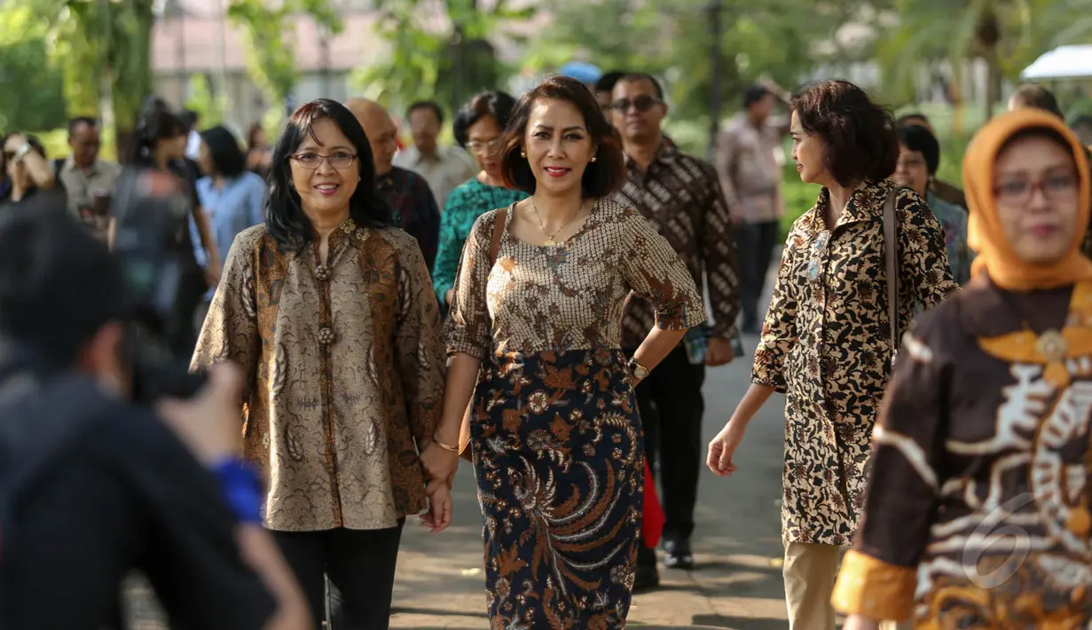 Pansel KPK saat tiba di Istana Negara, Jakarta, Jakarta, Senin (25/5/2015). Ini kali pertama Pansel menghadap Presiden usai diumumkan 20 Mei lalu. (Liputan6.com/Faizal Fanani)
