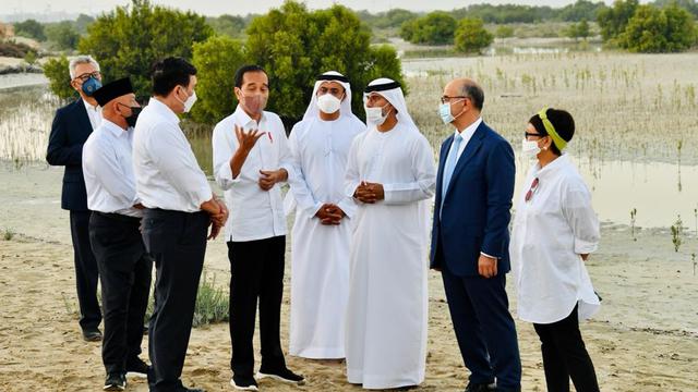Presiden Jokowi di Jubail Mangrove Park disambut oleh Menteri Energi dan Infrastruktur PEA Suhail Al Mazrouei dan Direktur Utama Jubail Island Investment Company Mounir Haidar. (Foto:Laily Rachev - Biro Pers Sekretariat Presiden)