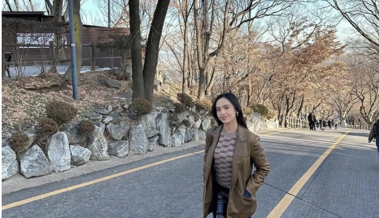 Gayanya begitu effortless. Boots menjadi statement gaya pada penampilannya. [Foto: Instagram/ Lyodra]