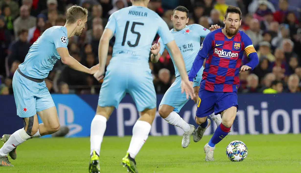 Kapten Barcelona, Lionel Messi, menggiring bola saat melawan Slavia Praha pada laga Liga Champions 2019 di Stadion Camp Nou, Selasa (5/11). Kedua tim bermain imbang 0-0. (AP/Emilio Morenatti)