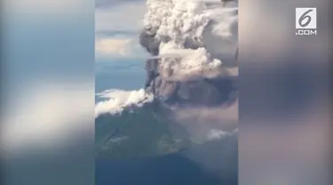 Gunung Manam erupsi dan mengeluaran kepulan asap tebal. Gunung manam adalah salah satu gunung berapi aktif di Papua Nugini.