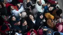 Warga melakukan perayaan saat parade Timnas Maroko di Rabat, Maroko, 20 Desember 2022. Timnas Maroko mendapat sambutan hangat di negaranya setelah berhasil meraih juara keempat Piala Dunia 2022. (AP Photo/Mosa'ab Elshamy)