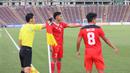 <p>Gelandang Timnas Indonesia U-22, Marselino Ferdinan (tengah) memberi instruksi kepada rekan-rekannya saat menghadapi Vietnam pada laga semifinal cabor sepak bola SEA Games 2023 di Olympic National Stadium, Phnom Penh, Kamboja, Sabtu (13/5/2023). (Bola.com/Abdul Aziz)</p>