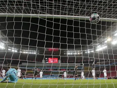 Pemain Bayer Leverkusen Florian Wirtz mencetak gol ke gawang Hoffenheim pada pertandingan Bundesliga di Leverkusen, Jerman, 13 Desember 2020. Bayer Leverkusen menggeser Bayern Munchen dari puncak klesemen usai mengalahkan Hoffenheim dengan skor 4-1. (THILO SCHMUELGEN/POOL/AFP)