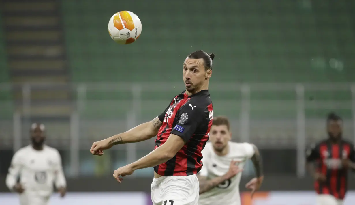 Penyerang AC Milan, Zlatan Ibrahimovic menyundul bola saat bertanding melawan Lille pada grup H Liga Europa di Stadion San Siro, di Milan, Italia, Kamis (5/11/2020). Lille menang telak atas AC Milan 3-0. (AP Photo/Luca Bruno)