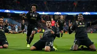 Penyerang Juventus, Alvaro Morata (kedua kanan) melakukan selebrasi usai mencetak gol ke gawang City pada laga grup D Liga Champions di Etihad Stadium, Rabu (16/9/2015). Juventus menang atas Manchester City dengan skor 2-1. (Reuters/Phil Noble)
