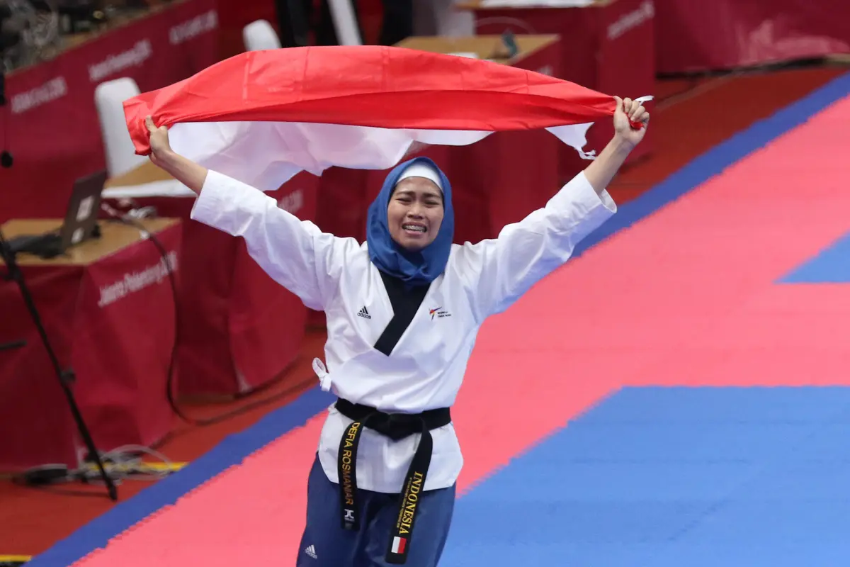 Atlet taekwondo Indonesia, Defia Rosmaniar, meraih medali emas di Asian Games 2018 (Liputan6.com / Helmi Fithriansyah)