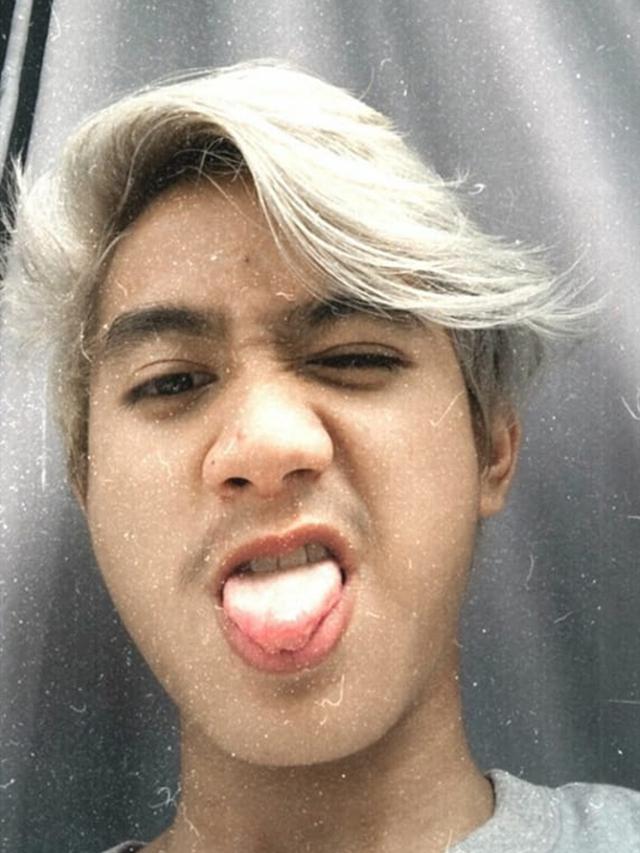 Sandingkan Foto dengan Iqbaal Ramadhan, Ini 6 Potret Gaya Rambut Baru Bowo