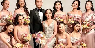 Bridesmaid pada pemberkatan Jessica Mila dan Yakup Hasibuan tampil manis dengan dress kombinasi satin dan organza nuansa lilac. [Instagram/febbyrastanty]