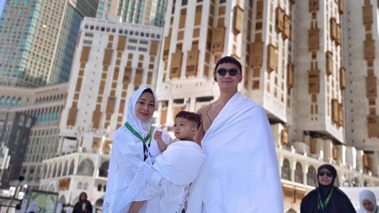 Selalu Gendong Putranya