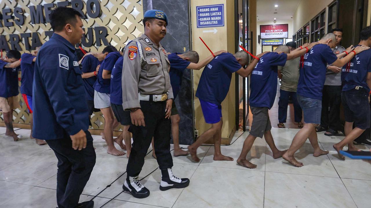 FOTO: Polisi Tetapkan 14 Tersangka Penyerangan Polres dan Polsek di Jakarta Timur
