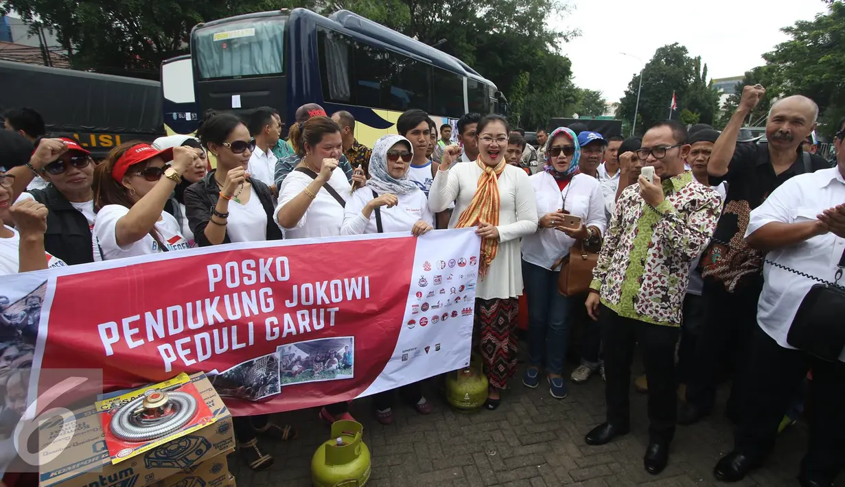 Menteri Tenaga Kerja dan Transmigrasi Hanif Dhakiri melepas keberangkatan rombongan Pendukung Jokowi Peduli Garut di Tugu Proklamasi, Jakarta, Rabu (28/9). (Liputan6.com/Immanuel Antonius) 