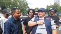 Vadel Badjideh didampingi kuasa hukumnya Razman Arief Nasution.