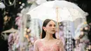 Alyssa Daguise tampil bak calon pengantin modern dalam balutan kebaya pink lembut penuh detail payet dan bordir floral. Siluet kebaya yang fitted mempertegas bentuk tubuhnya, sementara kain bawahan warna pastel dengan motif bunga memberi kesan manis dan romantis.  [@alyssa.daguise].