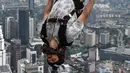 Penerjun Australia Jon McGregor melompat dari dek terbuka Menara Kuala Lumpur saat International Tower Jump, Kuala Lumpur, Malaysia, 3 Februari 2023. Lebih dari 100 penerjun melompat dari Menara Kuala Lumpur setinggi 300 meter yang terkenal tersebut. (MOHD RASFAN/AFP)