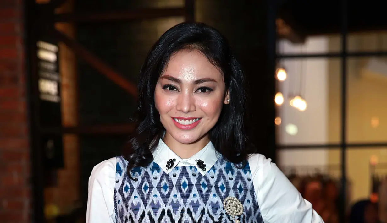 Sebagai anak rantau, Whulandary Herman ingin segera pulang kampung saat bulan Ramadan tiba. Puteri Indonesia 2013 perwakilan dari Sumatera Barat itu tidak ingin mudik mendekati Hari Raya.  (Deki Prayoga/Bintang.com)