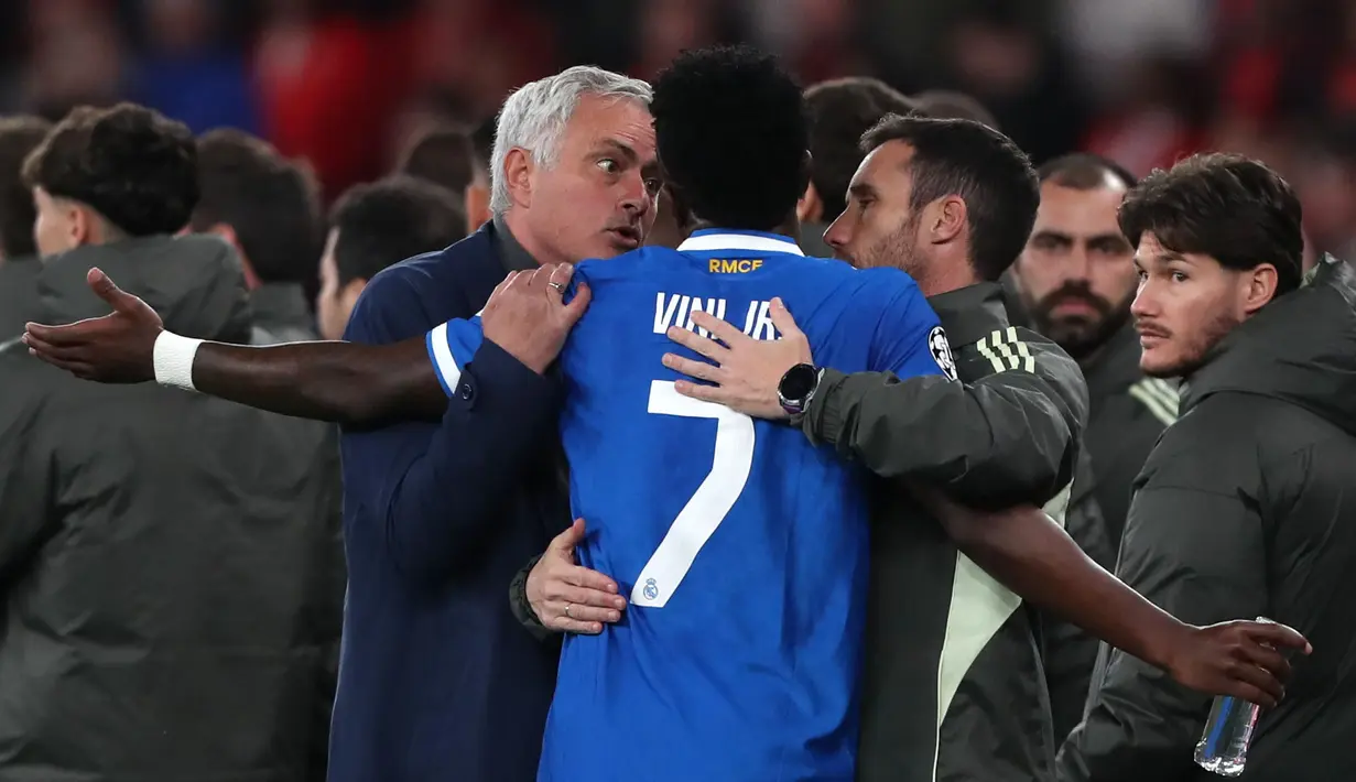 Pelatih Benfica, Jose Mourinho tak senang dengan selebrasi gol Vinicius yang akhirnya memicu insiden tersebut. Hal itu membuatnya memilih bersikap netral terkait insiden rasisme yang dialami Vinicius Junior. (AP Photo/Pedro Rocha)