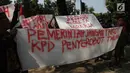 Sejumlah warga Pulau Pari, Kepulauan Seribu menggelar aksi di depan Balai Kota DKI Jakarta , Senin (30/4). Mereka menuntut penyelesaian sengketa yang mengancam hak kelola dan hak atas tempat tinggal mereka di pulau tersebut. (Liputan6.com/Arya Manggala)