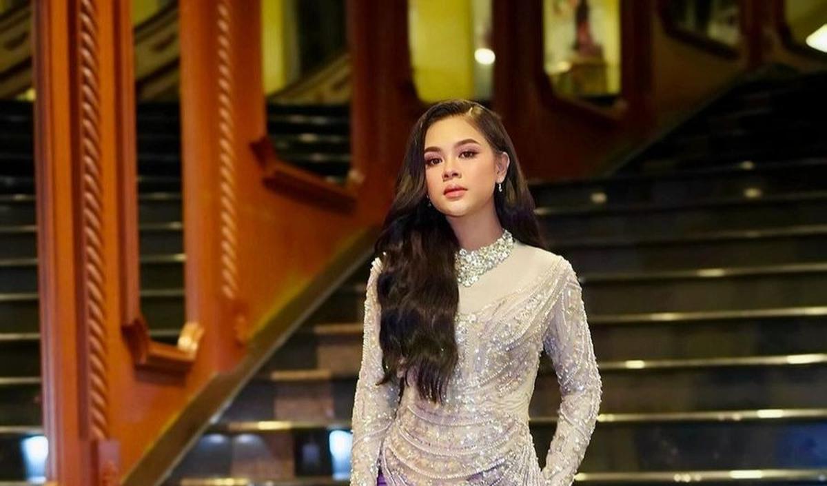 Penampilan Melly Lee dipuji begitu cantik. Gaun yang dikenakan terlihat glamor.<br>