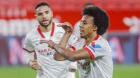 Bek Sevilla, Jules Kounde berselebrasi usai mencetak gol ke gawang Barcelona pada pertandingan leg pertama semifinal Copa del Rey di stadion Ramon Sanchez Pizjuan di Seville, Spanyol, Kamis (10/2/2021).  Sevilla menang atas Barcelona 2-0. (AP Photo/Angel Fernandez)