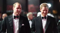 Pangeran William dan Pangeran Harry menghadiri premiere film The Star Wars: The Last Jedi di The Royal Albert Hall, London, Selasa (12/12). Dalam film itu, Pangeran William dan Harry menjadi cameo sebagai Stormtroopers. (Vianney Le Caer/Invision/AP)