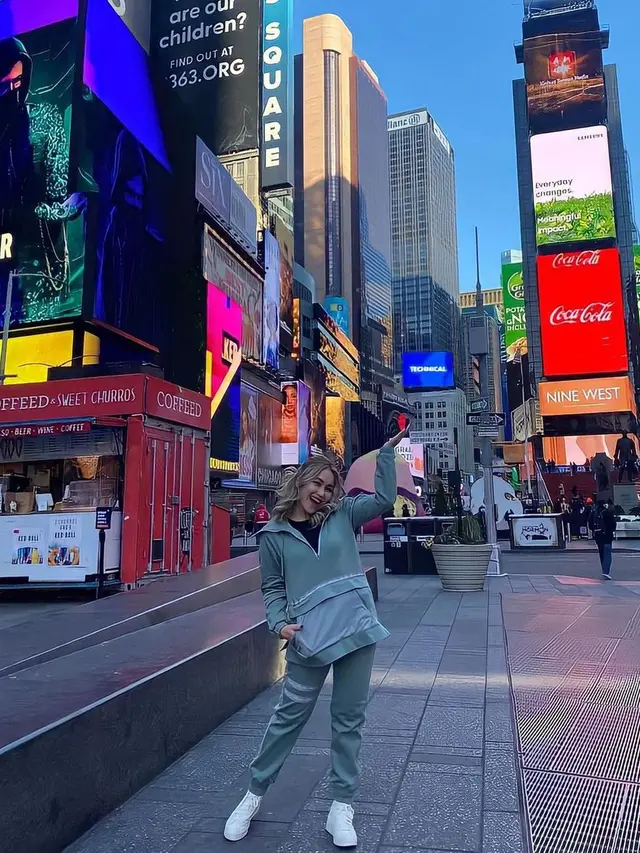 9 Gaya Modis Ayu Ting Ting saat Liburan ke Amerika, Disebut Mirip Eonnie Korea