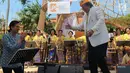 Menteri Keuangan Sri Mulyani (kiri) usai bernyanyi di sela Pertemuan Tahunan IMF-Bank Dunia 2018 di Nusa Dua, Bali, Minggu (14/10). Sri Mulyani menyanyikan lagu berjudul My Way karya Frank Sinatra. (Liputan6.com/Angga Yuniar)